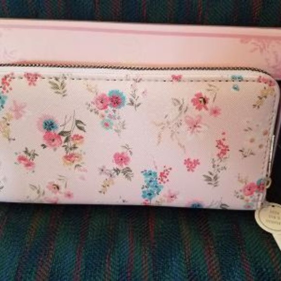 NWT pretty flowered wallet from Gina Concepts. - Picture 2 of 3